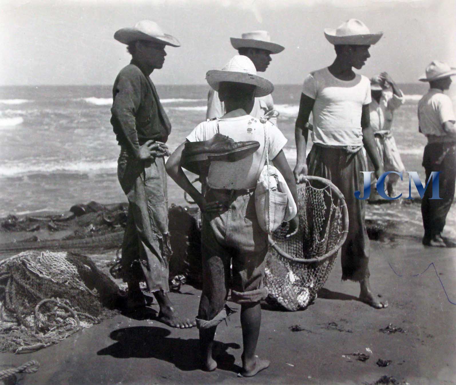 “Pescadores de Boca del Río, Veracruz.” Plata sobre gelatina, sobre papel fotográfico de la marca LEONAR. Impresión de época, Vintage. Circa 1952.